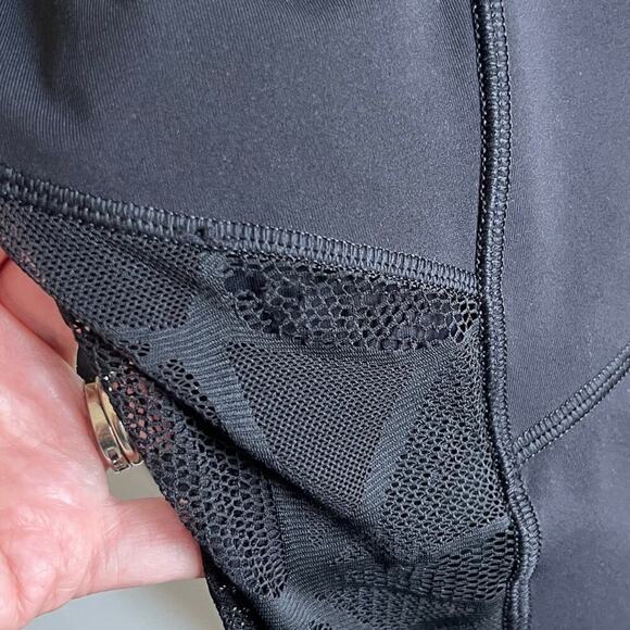 Lululemon Black Mesh Cropped Leggings Women's 8 Mid Rise Pockets Gym Workout - Picture 8 of 8